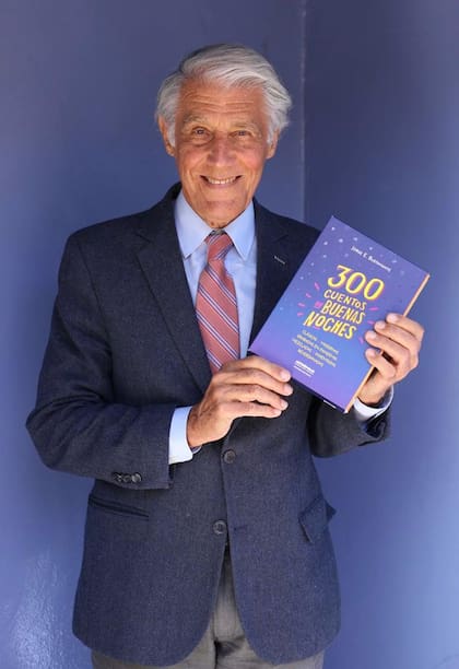 Jorge Bustamante con su nuevo estreno en manos; Bustamante también es autor del libro 'La república corporativa'