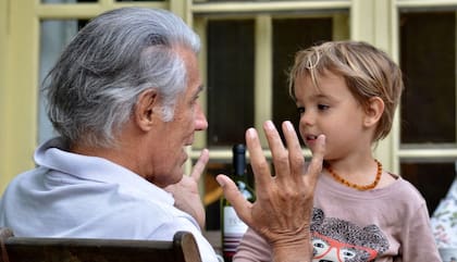 Jorge Bustamante junto a su nieto, Ramón