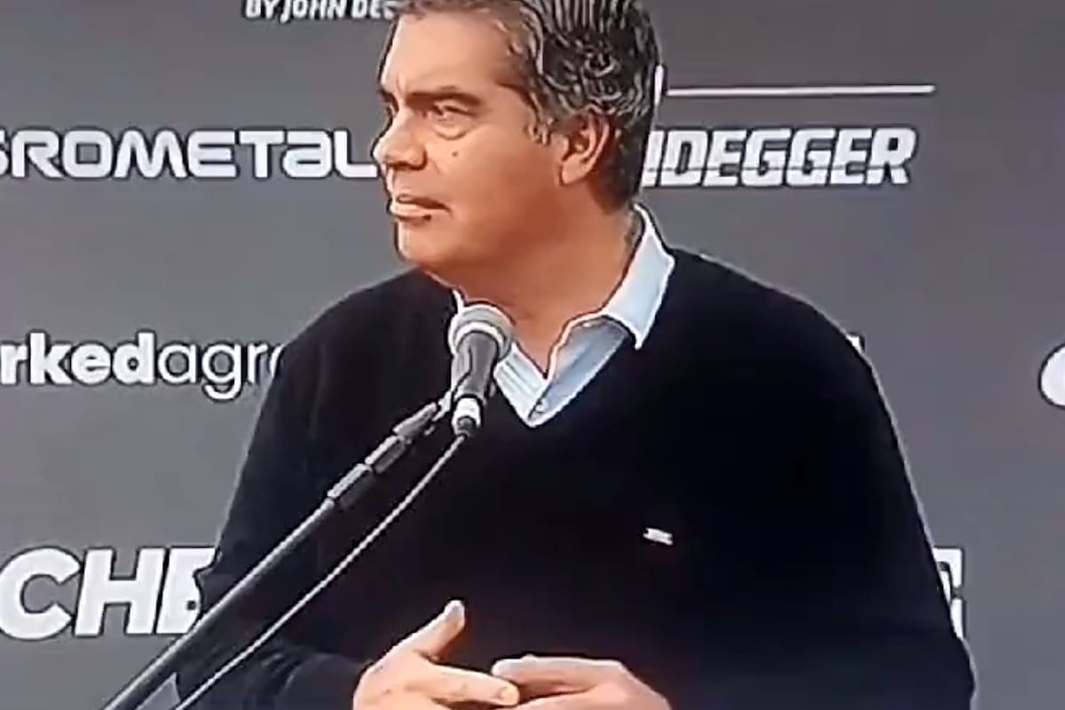 Jorge Capitanich antes de suspender su discurso por el accidente aéreo en Charata