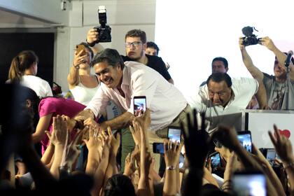 Jorge Capitanich celebra el triunfo que lo devolverá a la gobernación