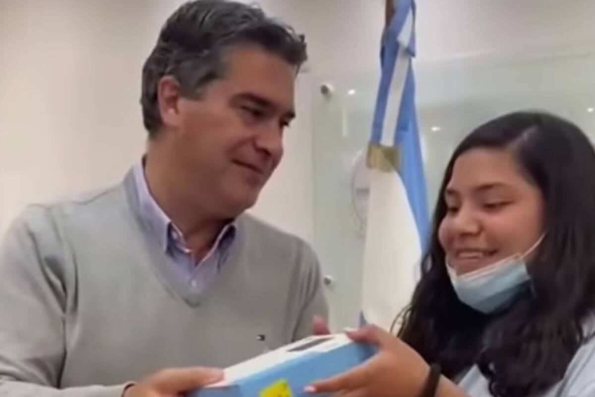 Jorge Capitanich le hizo un festejo de cumpleaños a Valeria, una seguidora suya de 15 años