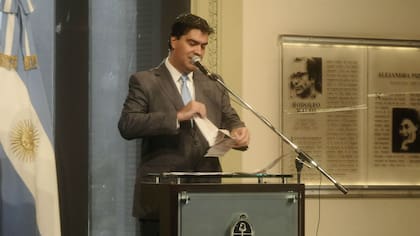 Jorge Capitanich rompe un ejemplar del diario Clarín durante una conferencia