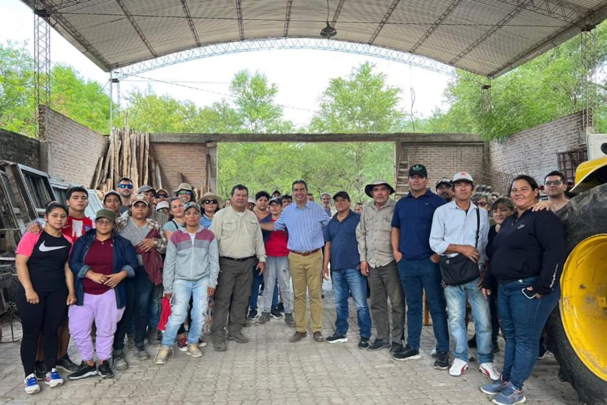 Jorge Capitanich y Emerenciano Sena, en la chanchería del piquetero en una imagen de 2018