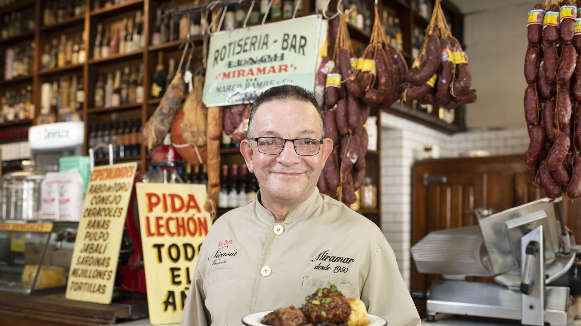 Jorge Cárdenas, uno de los mozos históricos del bodegón