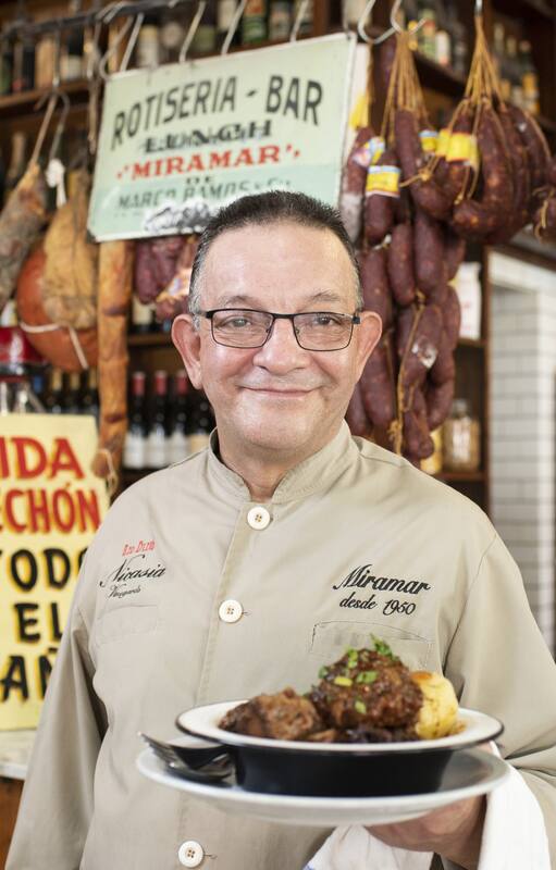 Jorge Cárdenas, uno de los mozos históricos del bodegón