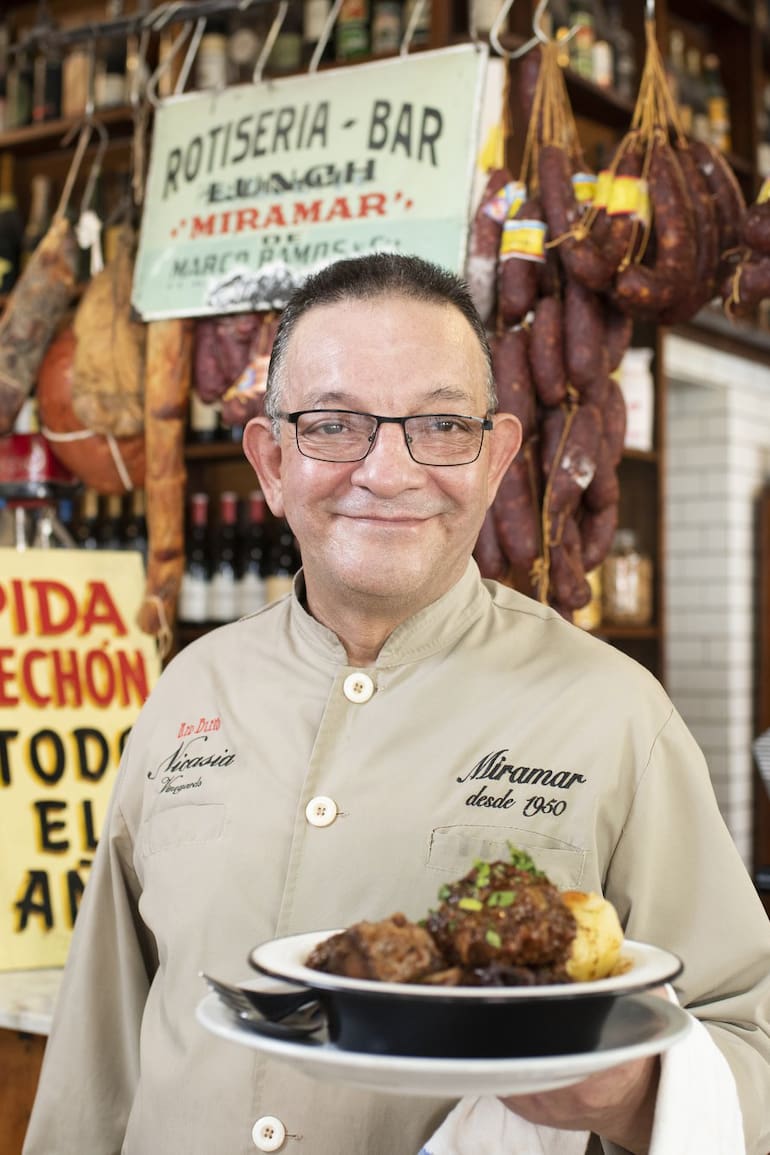 Jorge Cárdenas, uno de los mozos históricos del bodegón