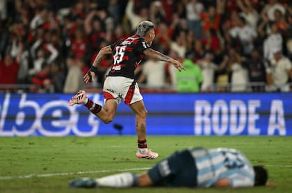 Jorge Carrascal celebra el 1 a 0 de Flamengo y Colombo y todo Racing lo sufre