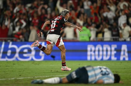 Jorge Carrascal corre a celebrar el gol que anotó en "complicidad" con Marcos Rojo; en el piso, el lamento de Colombo (Photo by Mauro PIMENTEL / AFP)