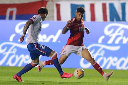 Jorge Carrascal en la gambeta previa al golazo que abrió el marcador frente a Nacional de Uruguay.
