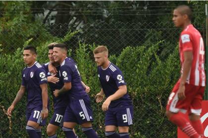 Jorge Carrascal, abrazado por sus compañeros: marcó el gol del triunfo de River ante San Martín de Tucumán.