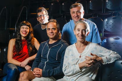 Jorge Castaño, Inda Lavalle, Gonzalo Ruiz y Miriam Odorico junto al productor Jonathan Zak