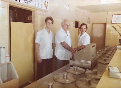 Jorge Cavalli junto a dos empleados en el comienzo de la heladería