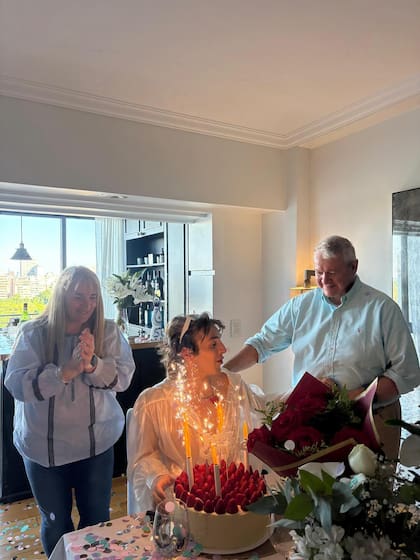 Jorge celebrando su cumpleaños junto a sus padres