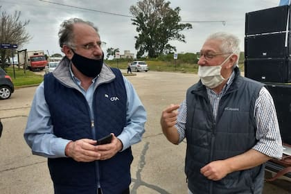 Jorge Chemes (izq), al llegar a la marcha en Villaguay