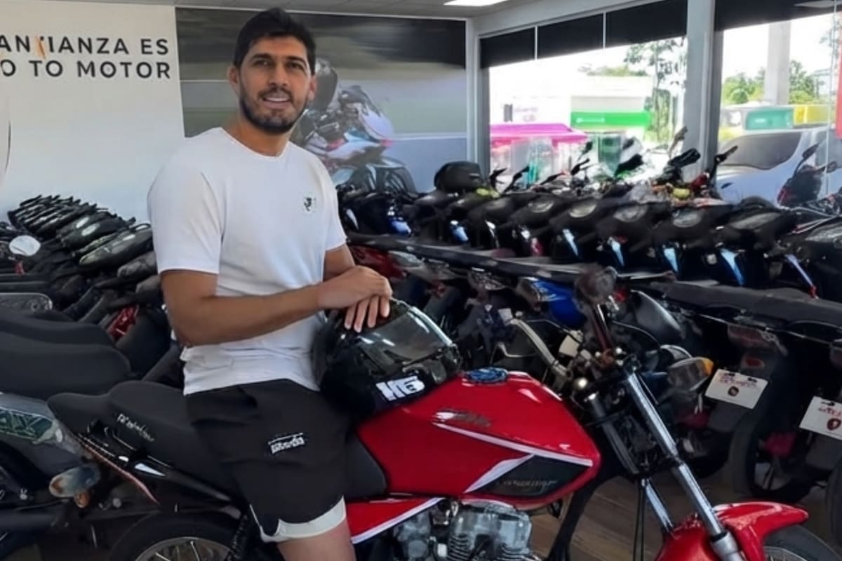 Jorge Córdoba en su concesionario de motos en Santa Fe