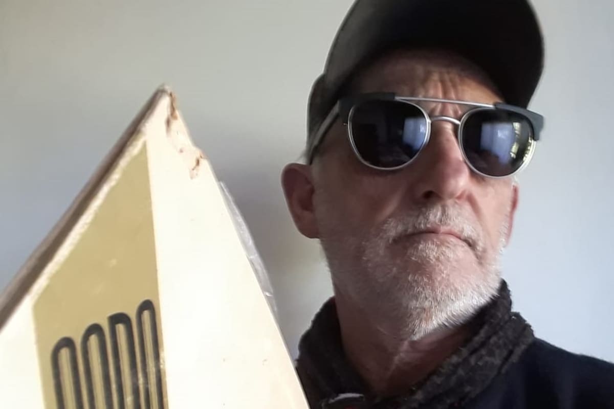 Jorge Daffunchio con un vinilo de Signos bajo el brazo. El primer tema del lado B era su canción, Persiana Americana