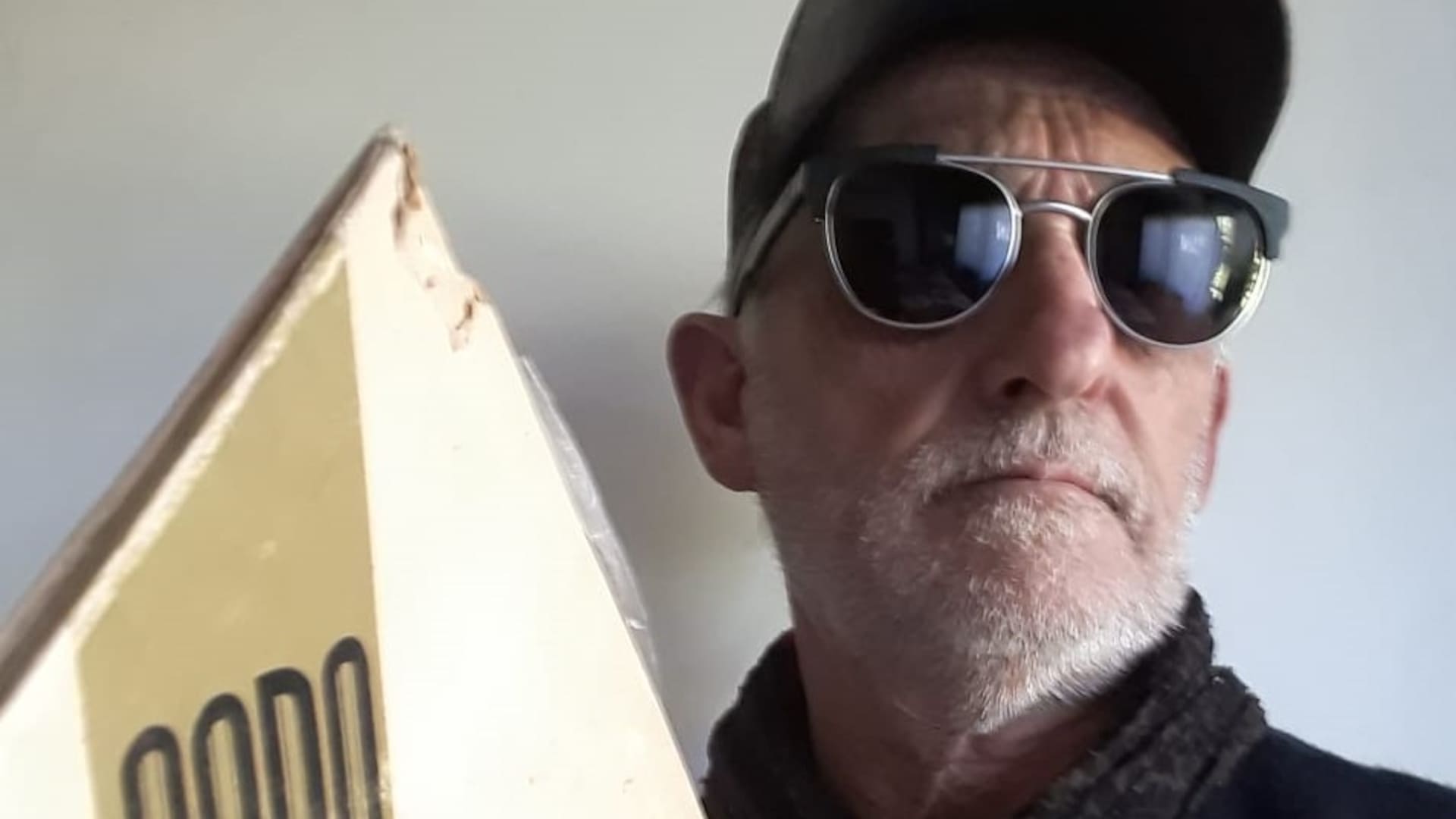 Jorge Daffunchio con un vinilo de Signos bajo el brazo. El primer tema del lado B era su canción, Persiana Americana