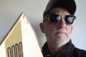 Jorge Daffunchio con un vinilo de Signos bajo el brazo. El primer tema del lado B era su canción, Persiana Americana
