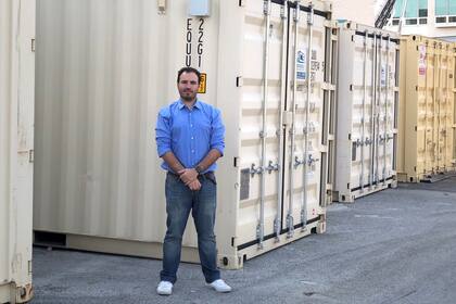 Jorge Diner arrancó con la venta de espacios de bajo costo e impacto ecológico en 2012; construye desde viviendas sociales hasta aulas