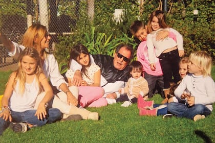 Jorge disfrutando de sus nietos Lara, Delfina, Alina, Santino, Emma, Vera y Nikita.