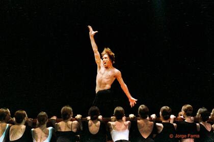 Jorge Donn baila el "Bolero", de Ravel, con coreografía de Maurice Béjart: la imagen de un mito