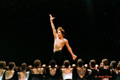 Jorge Donn baila el "Bolero", de Ravel, con coreografía de Maurice Béjart: la imagen de un mito