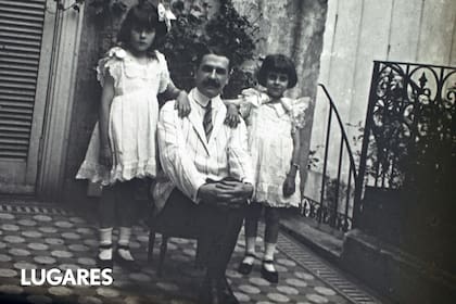 Jorge Drago Mitre y sus hijas Sara y Delfina