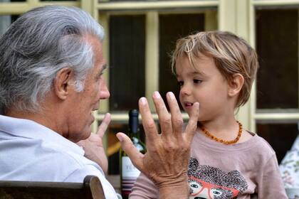 Jorge Eduardo Bustamante y su nieto Ramón