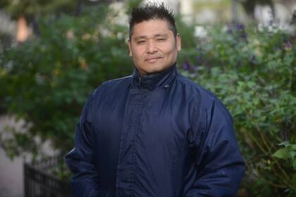 Jorge "el Chino" Quenaya baila de lunes a lunes; los sábados lo hace junto a treinta vecinos de Parque Chacabuco que se mueven al ritmo de la salsa y la bachata