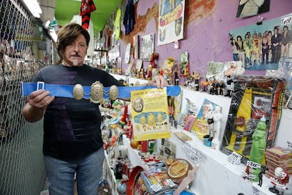 Jorge Piermarini, el propietario de Las puertas del tiempo, sostiene el cinturón de Karadagian, el objeto más caro que está a la venta en su local