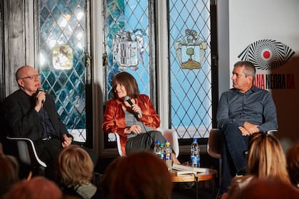 Jorge Fernández Díaz, Cristina Mucci y Santiago Roncagliolo, en la Biblioteca Güiraldes