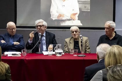 Jorge Fernández Díaz, Marcelo Gioffré, Juan José Sebreli y Carlos Cámpora en la Biblioteca Nacional, el miércoles 23 de octubre
