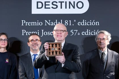 Jorge Fernández Díaz recibe el Premio Nadal por su novela "El secreto de Marcial" en Barcelona. EFE/Marta Pérez.