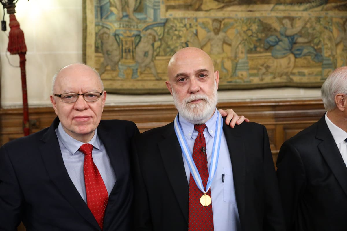 Jorge Fernández Díaz y Oscar Conde, en el acto de ingreso del investigador y especialista en lunfardo a la Academia Argentina de Letras
