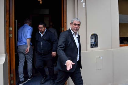 Jorge Ferraresi de Avellaneda sale de la reunión de coordinación de campaña electoral