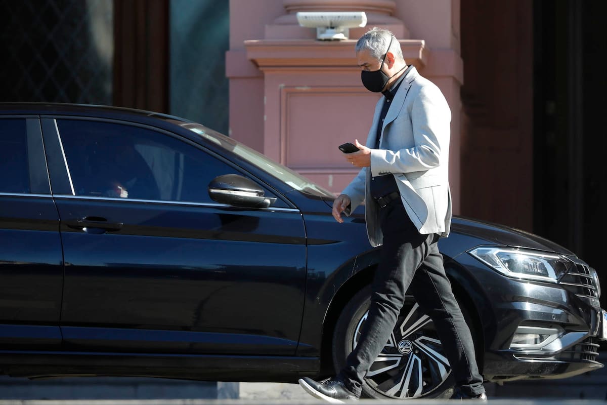 Jorge Ferraresi, nuevo Ministro de Desarrollo y Habitat saliendo de casa de gobierno por una reunión con Santiago Cafiero
