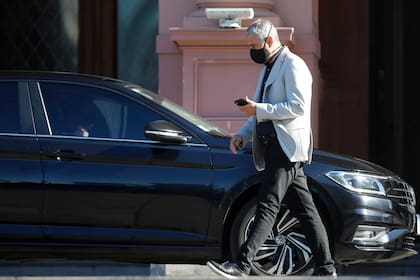 Jorge Ferraresi, nuevo Ministro de Desarrollo y Habitat saliendo de casa de gobierno por una reunión con Santiago Cafiero