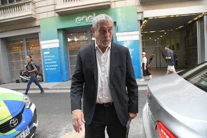 Jorge Ferraresi sale de las oficinas de Enel