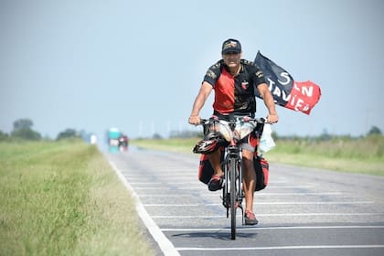 Jorge “Ganso” Nin, en su bicicleta por las rutas argentinas