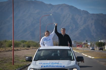 Jorge "Gato" Fernández y su compañera de fórmula, María Eugenia Catalfamo, en una recorrida de campaña.