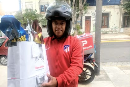 Jorge González, de 25 años, entregando los huevos de Pascua