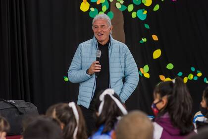 Jorge Gurruchaga habla y cuenta experiencias en la Escuela N°1-367, en el paraje El Chacay, cerca de Malargüe, Mendoza