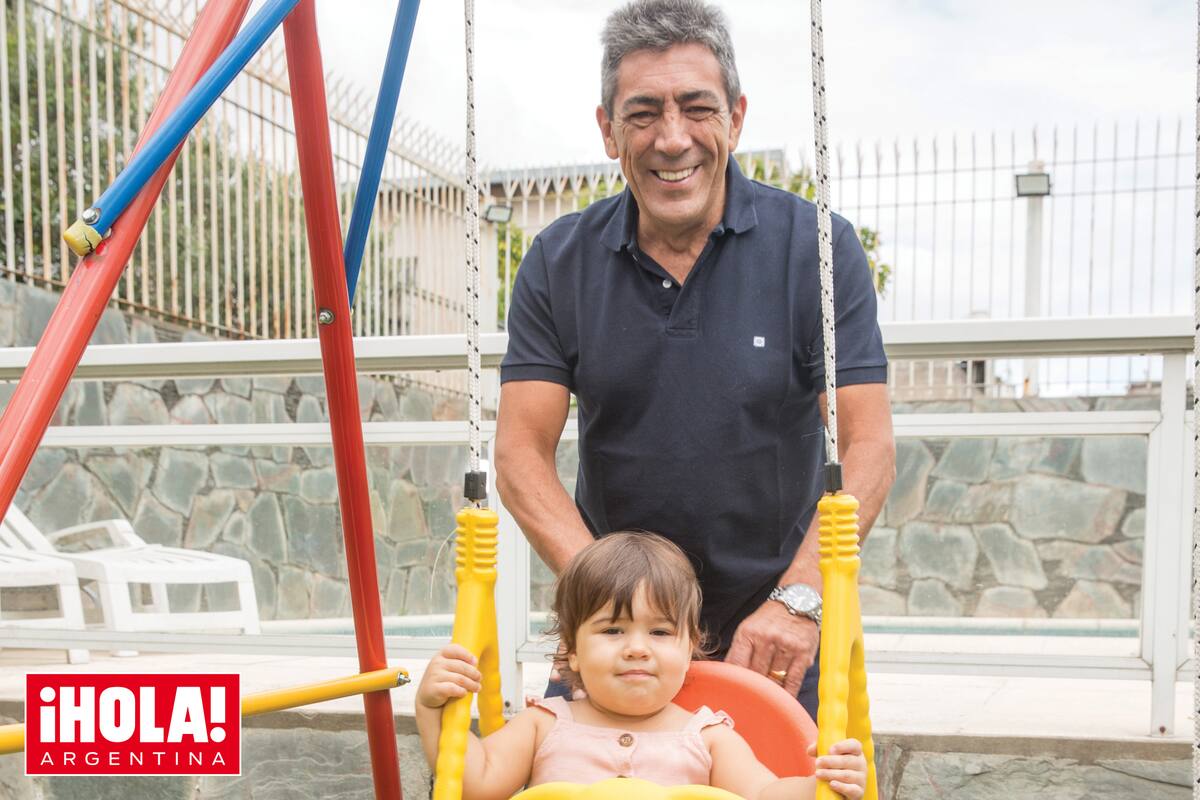 Jorge hamaca a su nieta Sofía, de un año y medio, en la plaza de juegos que armaron en el jardín de la casa de su ex mujer. “La malcrío mucho, no puedo evitarlo”, dice.