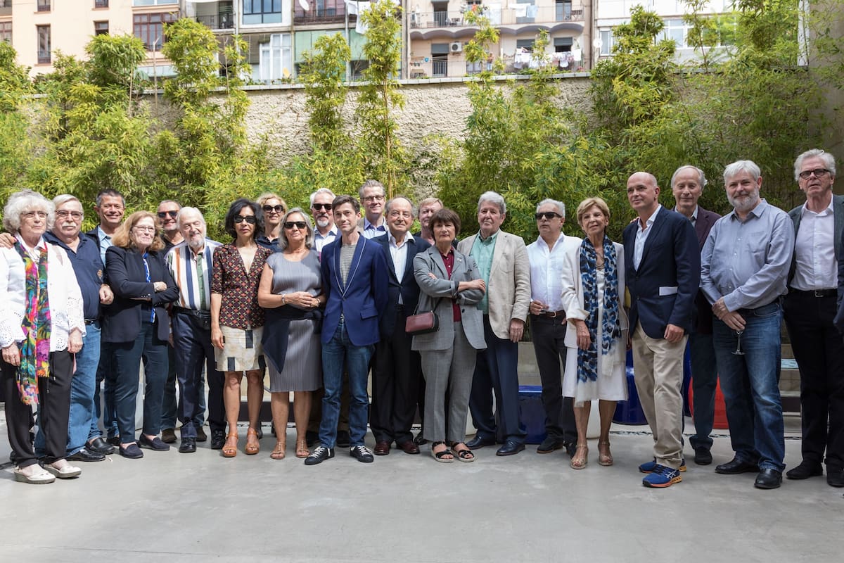 Jorge Herralde, "el último mohicano" de la edición, rodeado de su familia de autores: Emmanuel Carrère, Milena Busquets, Yasmina Reza, Richard Ford, Alessandro Baricco, Catherine Millet, Roberto Calasso, entre muchos más.