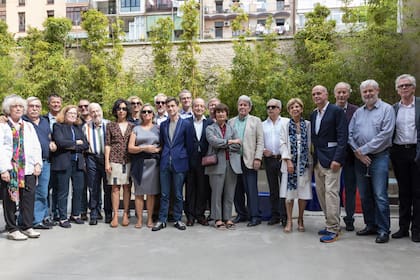 Jorge Herralde, "el último mohicano" de la edición, rodeado de su familia de autores: Emmanuel Carrère, Milena Busquets, Yasmina Reza, Richard Ford, Alessandro Baricco, Catherine Millet, Roberto Calasso, entre muchos más.