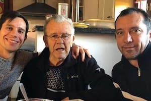 Jorge "Indio" Solari (en el centro), un hombre de enorme recorrido en el fútbol argentino, con su nieto Augusto y su hijo Jorge