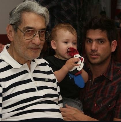 Jorge Kodama, junto a su hijo Martín y a su nieto. El hermano de María Kodama falleció en 2017