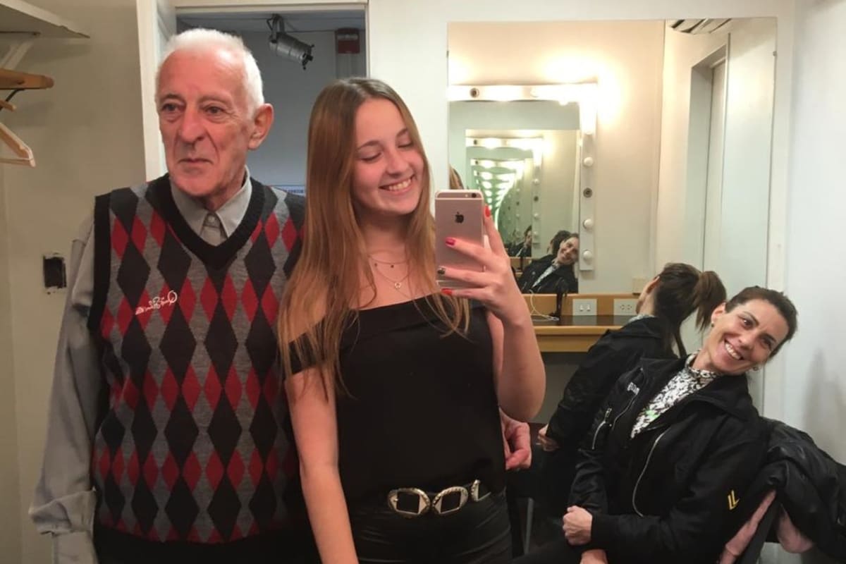 Jorge Laborda (74) con su nieta y su hija