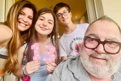 Jorge Lanata junto a su actual mujer y los hijos de ella, tiempo atrás