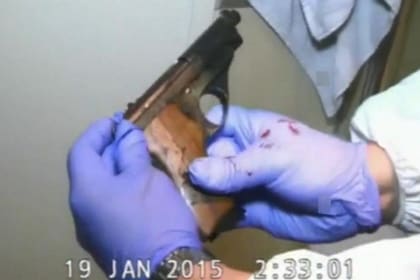 El video muestra cómo alguien limpia el arma para verificar su modelo y número de identificación